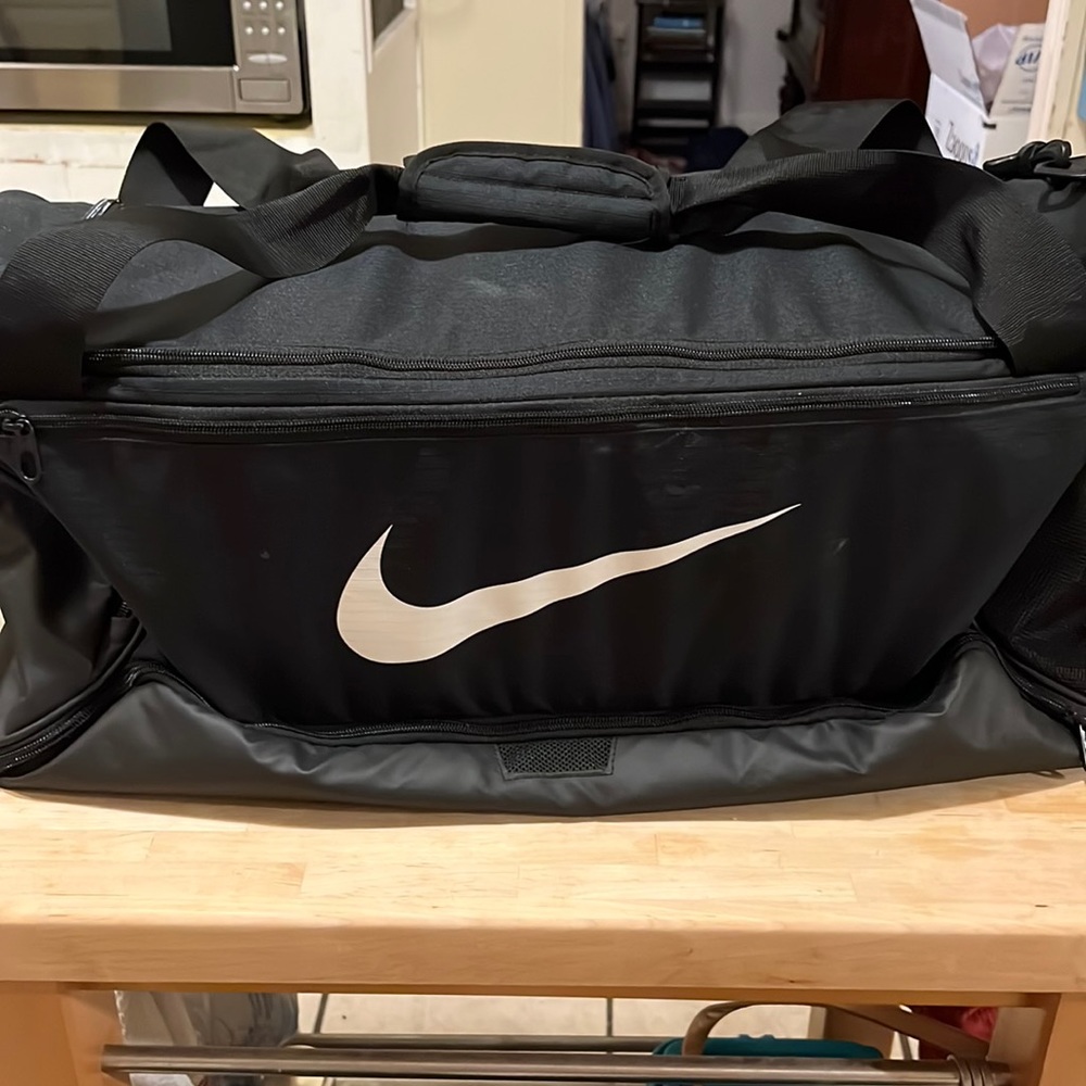 Nike Gym Training Exercise Duffel Bag